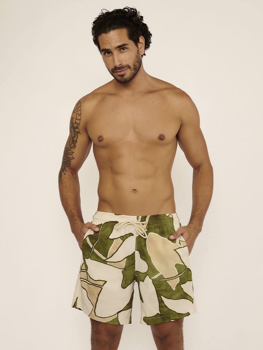 Bermuda praiana masculina na cor Costa Verde, com modelagem leve e tecido de secagem rápida.