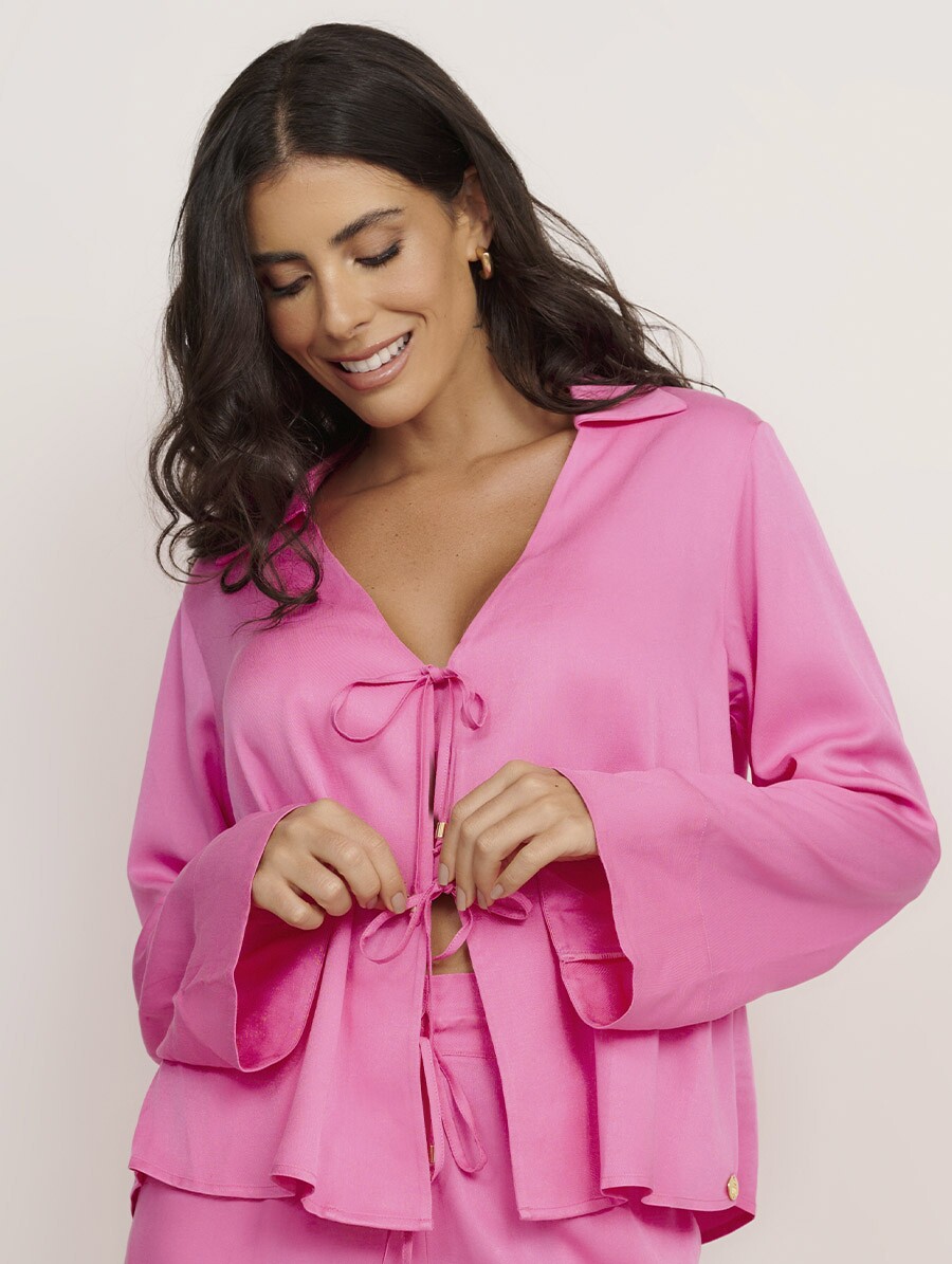 Blusa de mangas longas rosa Alga em viscose, modelagem soltinha com amarrações frontais e detalhes em metal