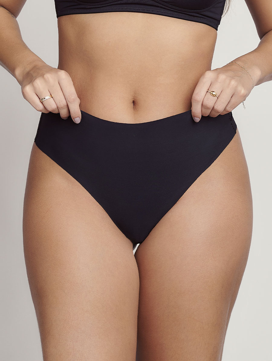 calcinha-hot-pant-essencial-preto_10 Calcinha Tanga Média Essencial em microfibra suave, modelagem média e toque confortável.