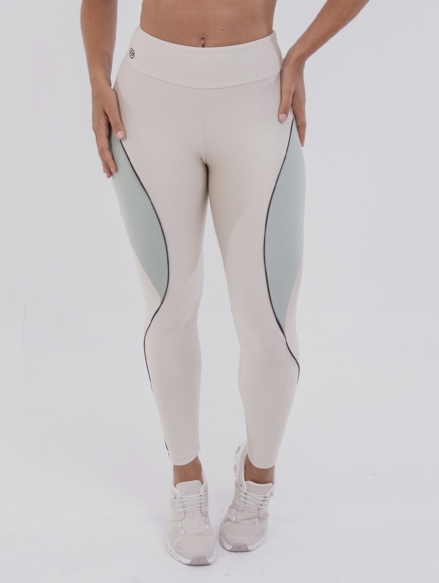calça-legging-fitness-off-white_5 Calça legging bicolor Luna/Aloe da linha Belles Active, com cós alto duplo, modelagem justa e tecido com leve textura.
