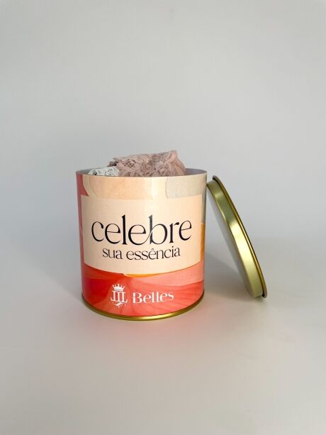 4 Kit Celebre Sua Essência — conjunto com 3 calcinhas tanga em microfibra e renda, com lata exclusiva.