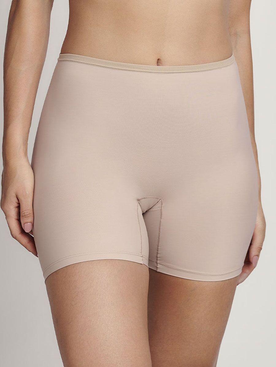 Bermuda Longa Essencial em microfibra soft gun, com leve compressão nos quadris e pernas e caimento justo ao corpo.