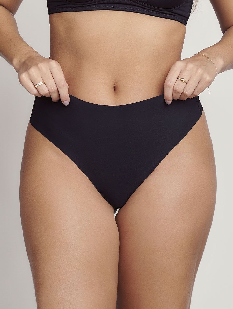 Calcinha Tanga Média Essencial em microfibra suave, modelagem média e toque confortável.