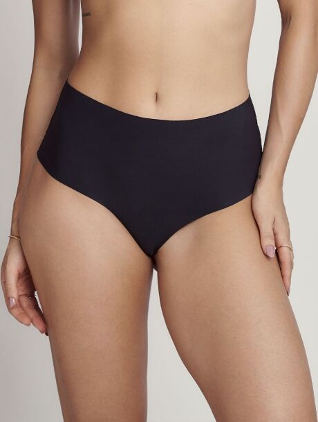 calcinha-hot-pant-essencial-preto_3 Calcinha Hot Pant Essencial em microfibra pelle com acabamento em corte a laser, laterais largas e forro 100% algodão.