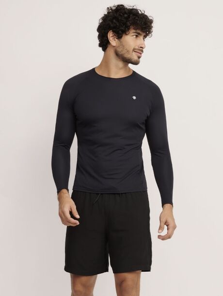 Blusa masculina manga longa Linha Man com proteção UV em tecido leve.