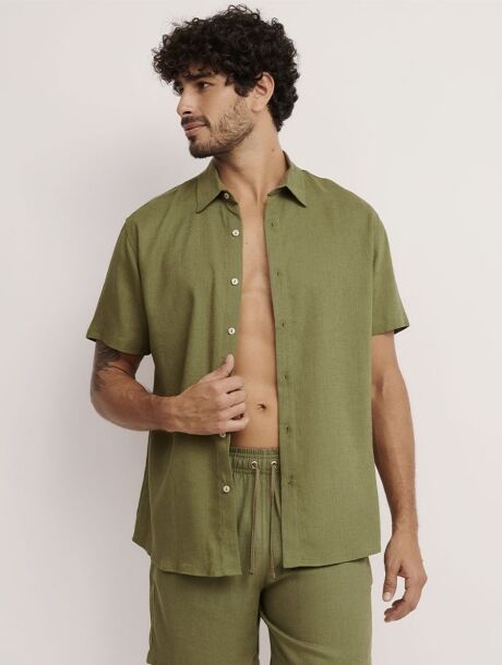 Camisa masculina em linho verde da Linha Man, tecido leve e respirável.