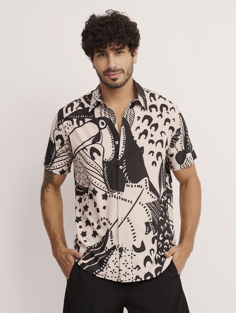 Camisa masculina Linha Man com botões e estampa Fauna em tecido leve.