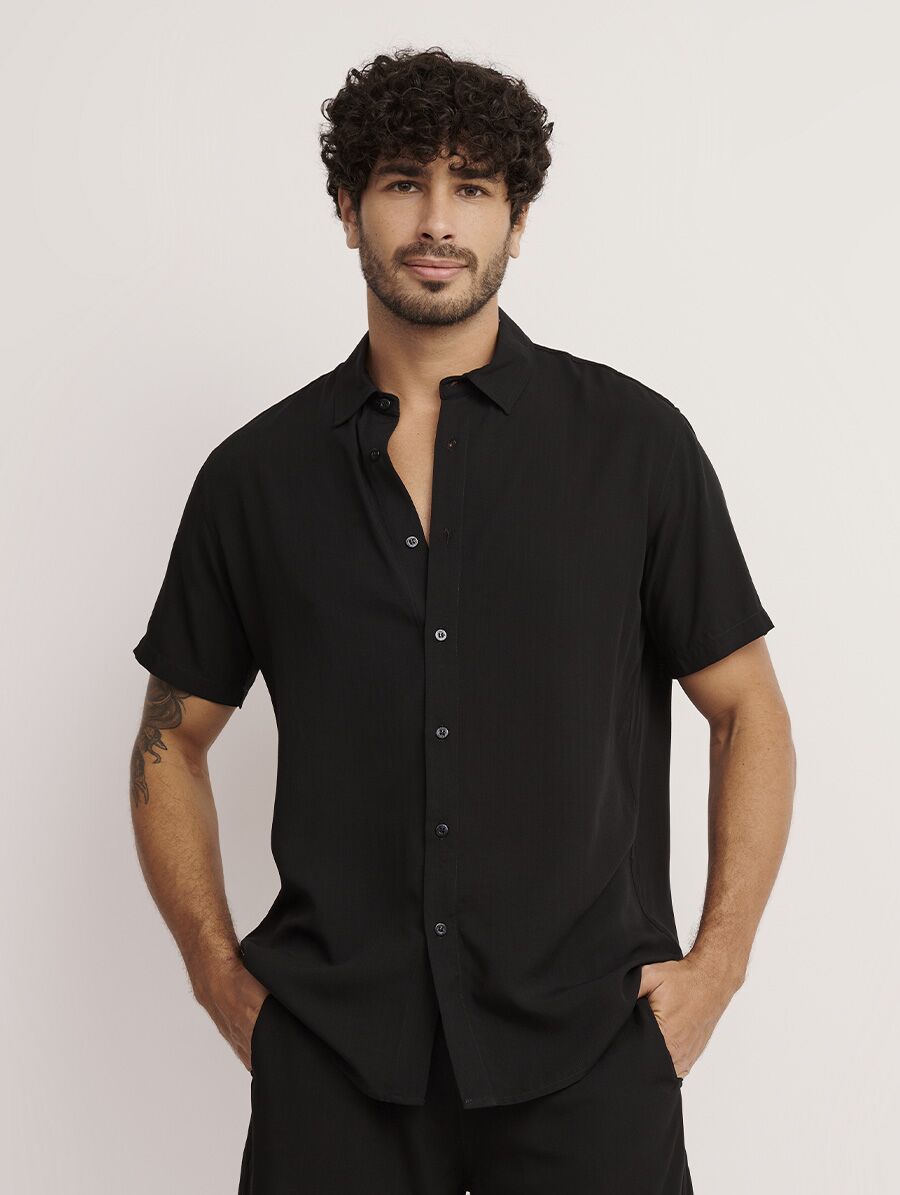 camisa-com-botões-preto-man_2 Camisa masculina preta da Linha Man com botões frontais em tecido leve.