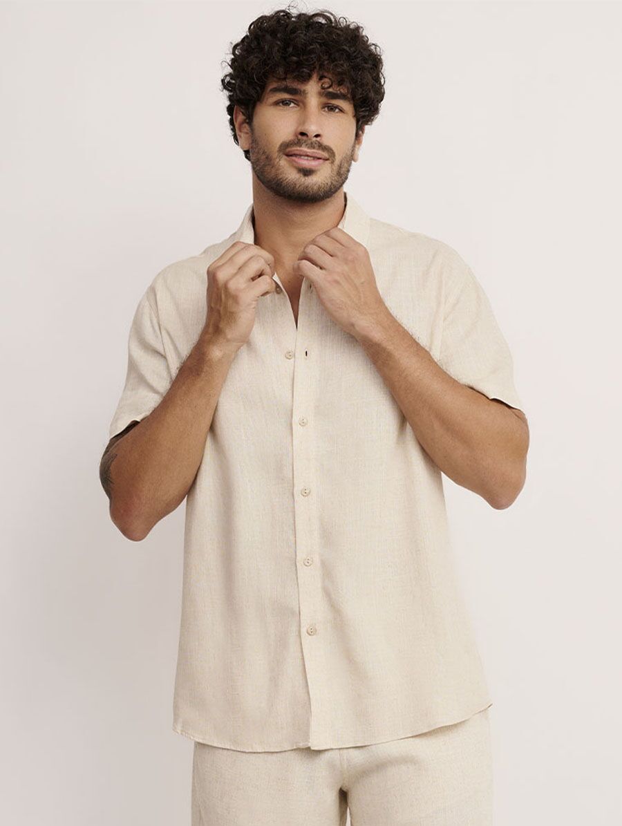 Camisa masculina em linho cru da Linha Man, tecido leve e respirável.