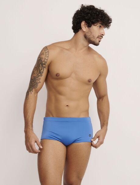 Sunga slip azul masculina da Linha Man em tecido de secagem rápida.