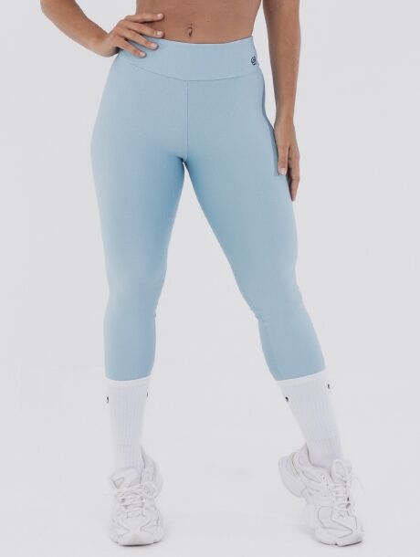 calça-legging-fitness-azul_5 Calça legging azul Azzure em tecido Chevry com cós alto duplo, textura sofisticada e logo aplicado. Modelagem justa com média compressão e baixa transparência, ideal para treinos e uso casual.