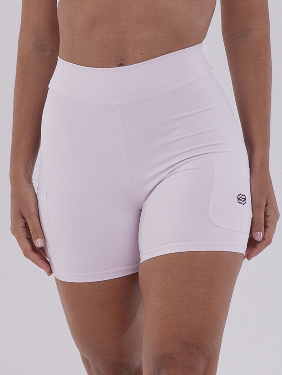 Short Fitness Curto Rosa Calmy Belles Active com cós duplo e bolsos laterais.