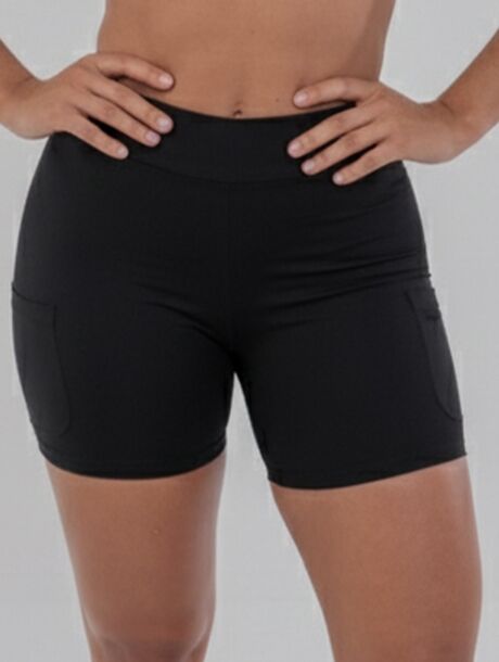 Short Fitness Curto Preto com cós duplo alto, bolsos laterais e proteção UV 50+.