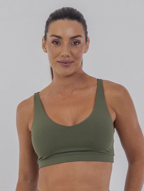 Top fitness Verde Cacto com alças cruzadas nas costas, malha tecnológica e elástico embutido no sub-busto.