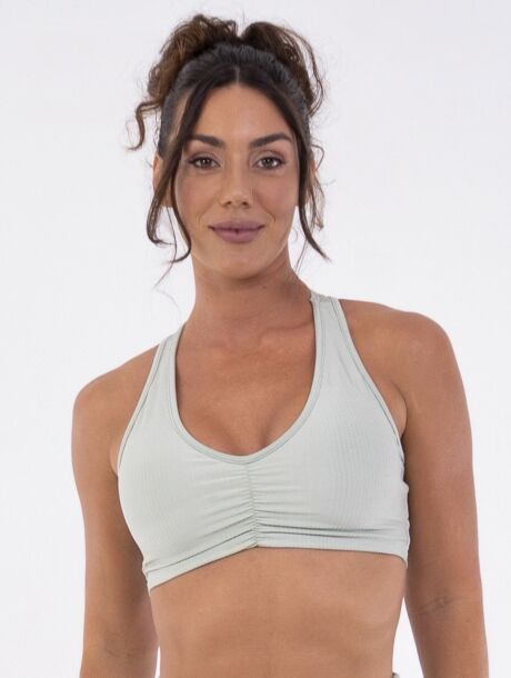 Top fitness verde Aloe com costas nadador, franzido central e bojos removíveis.