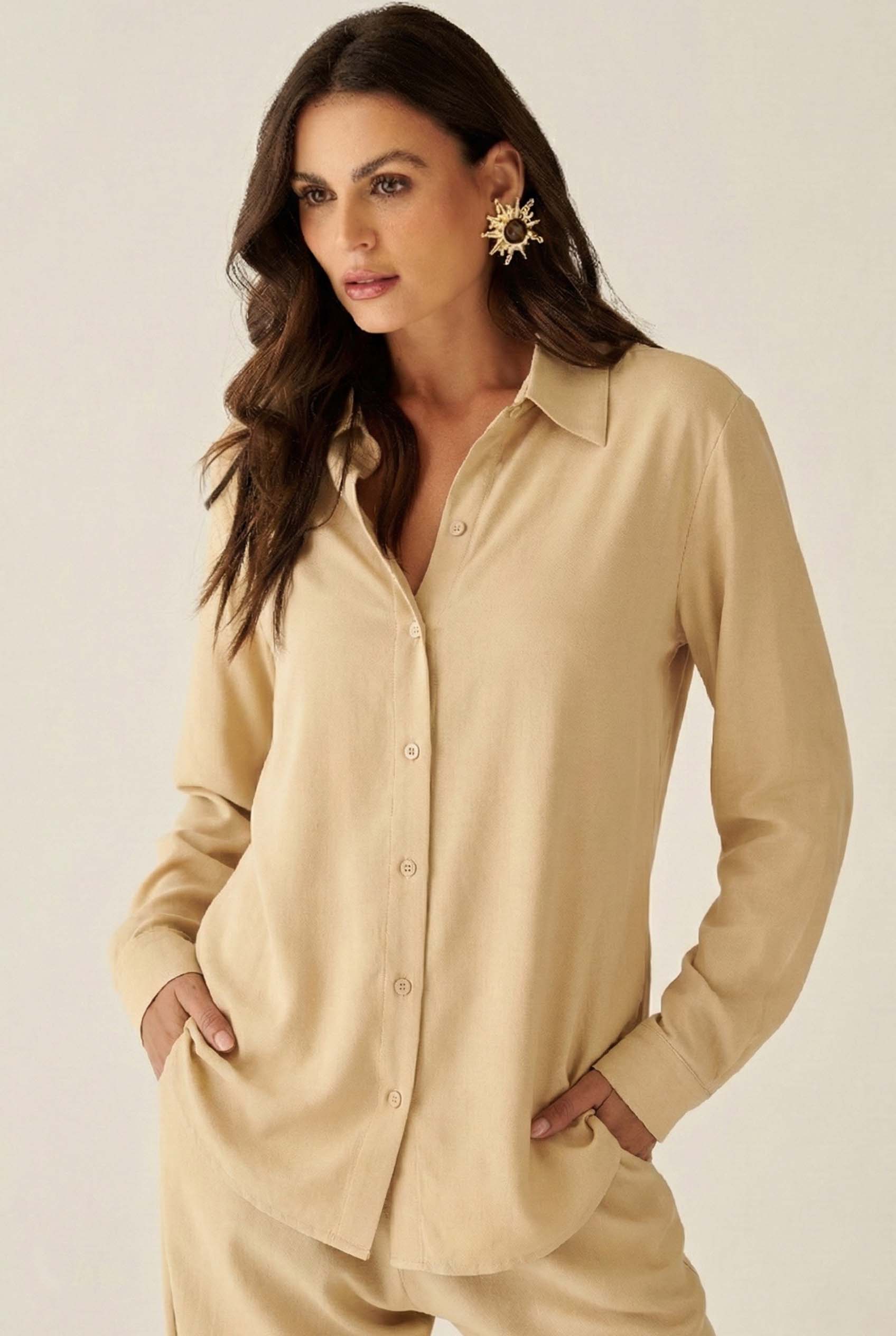Camisa bege de mangas longas Luzente em tecido leve, com modelagem fluida e acabamento clean.