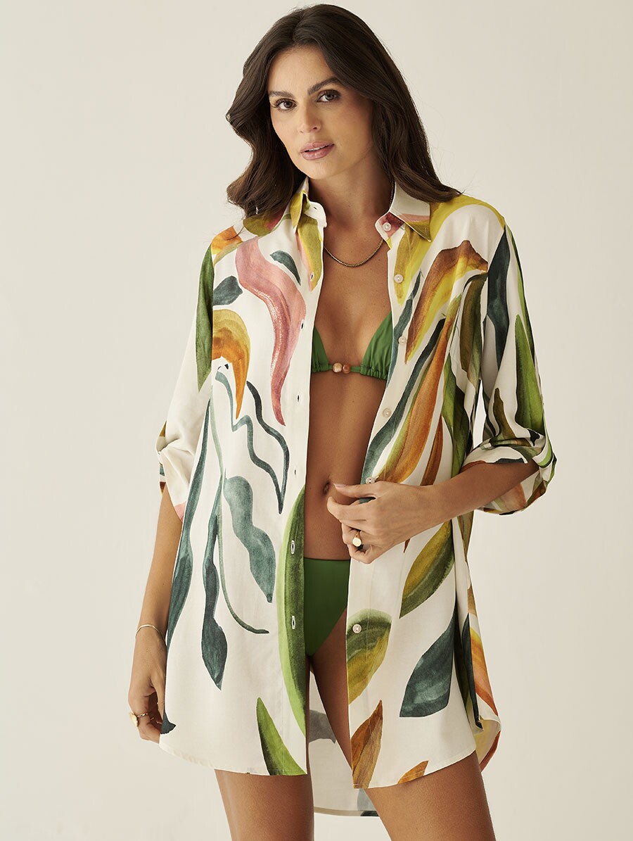 Chemise curta com estampa Tropicale em tecido leve e caimento solto.