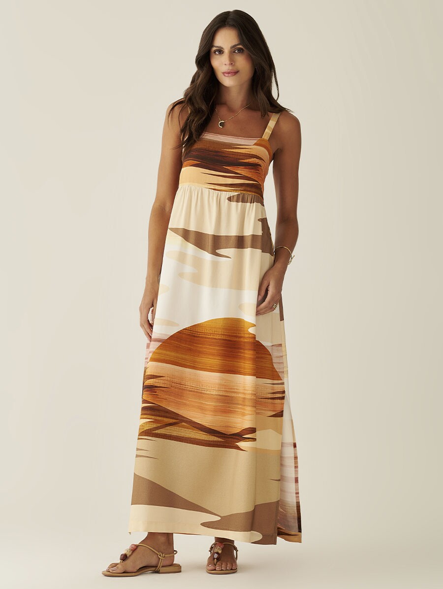 Vestido midi estampa duna em viscolinho com alças reguláveis, lastéx nas costas e fendas laterais.