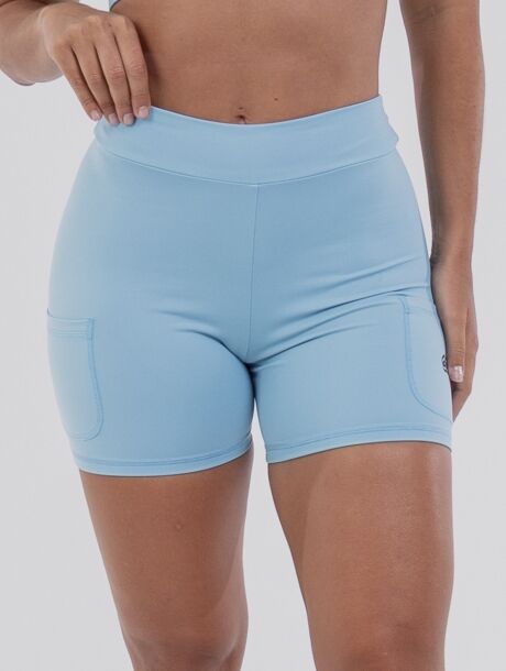 short-fitness-azul_5 Short fitness azul Azzure com cós alto duplo, bolsos laterais e tecido tecnológico de toque gelado com proteção UV 50+. Modelagem justa e confortável, perfeita para treinos e atividades outdoor.