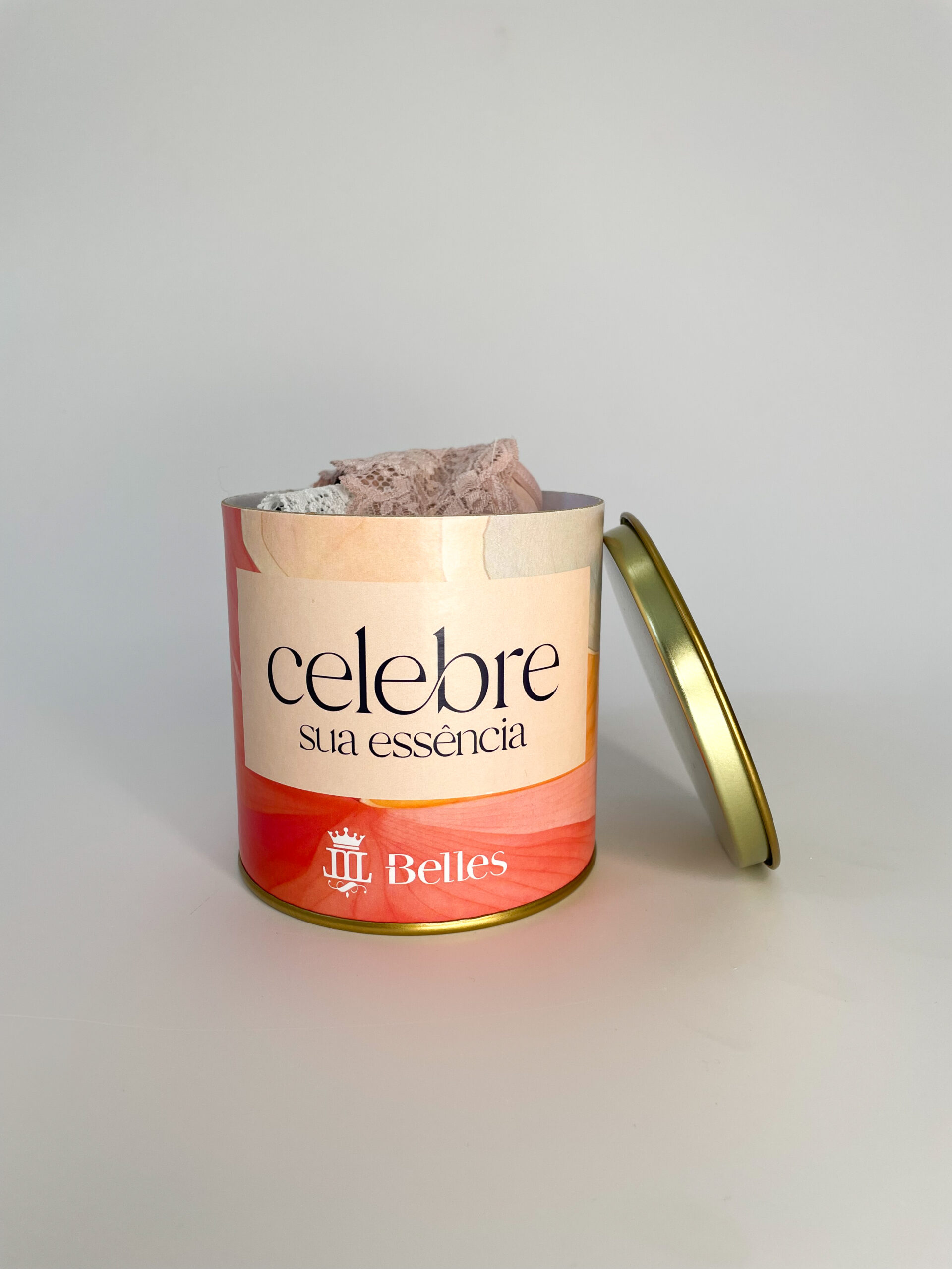 Kit Celebre Sua Essência — conjunto com 3 calcinhas tanga em microfibra e renda, com lata exclusiva.