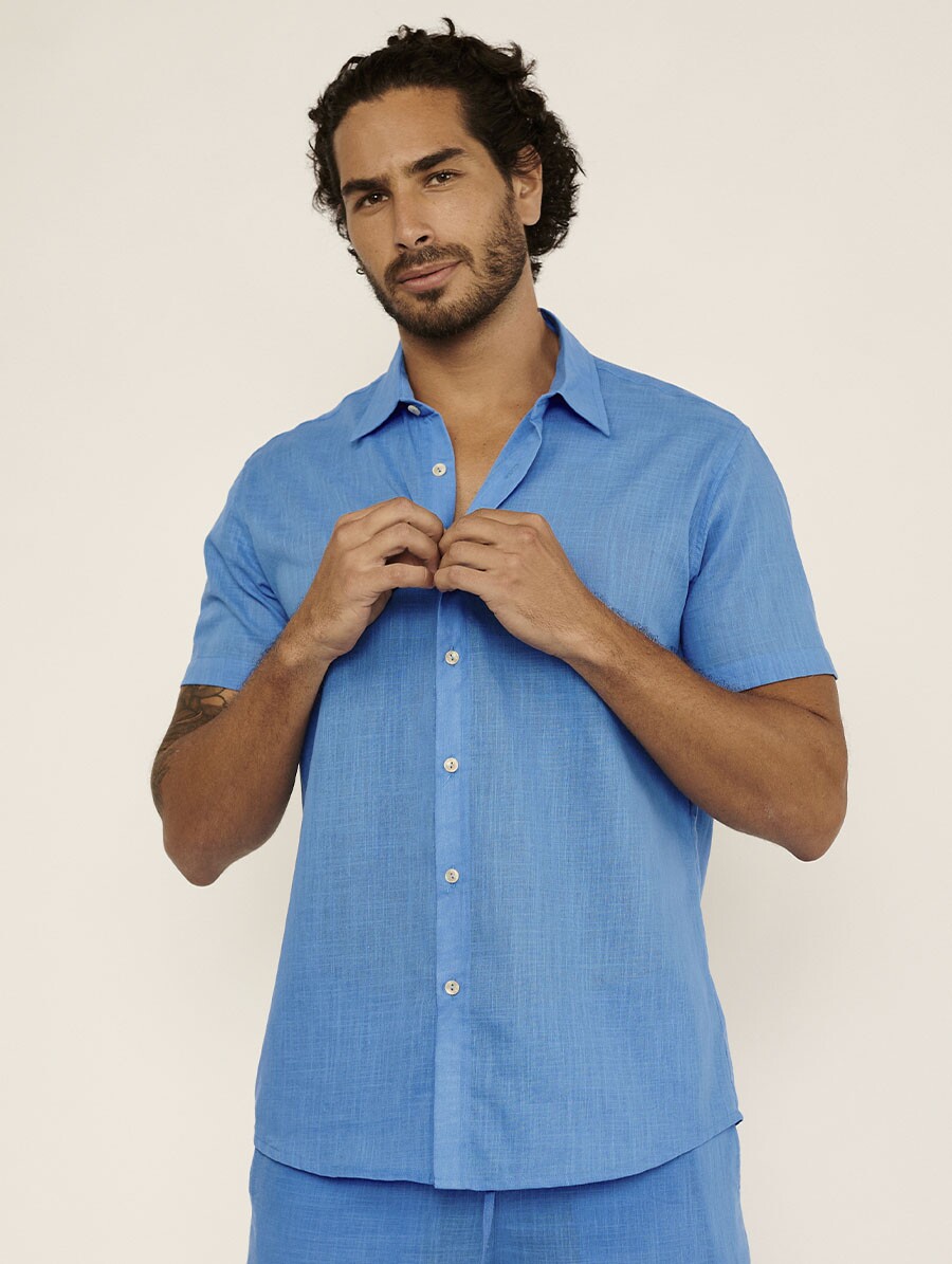 camiseta-masculina-azul-aurabela Camisa masculina azul da linha Aurabela, modelagem leve, tecido confortável e acabamento moderno.