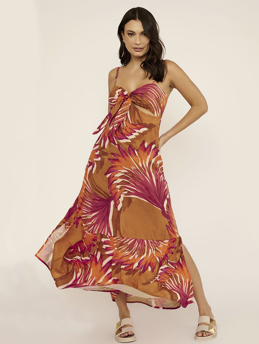 Vestido midi Coraline com fenda lateral, tecido leve e modelagem fluida.