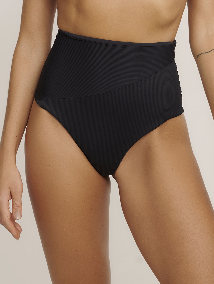 Calcinha hot pant cintura alta preta da linha Refúgio em tecido canelado, confortável e moderna