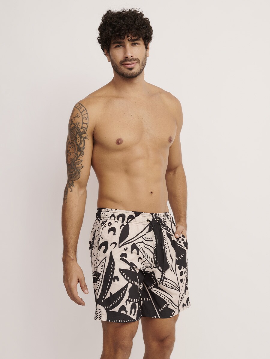 bermuda-com-elástico-estampado-preto_4 Bermuda Linha Man estampa Fauna, cós elástico e cadarço ajustável.