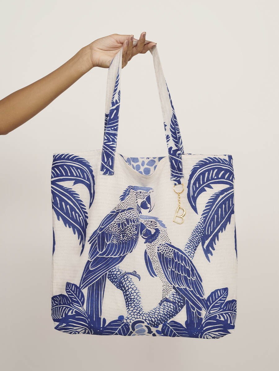 bolsa-de-praia-estampada-azul Bolsa de praia estampa Riviera em tecido leve e resistente.