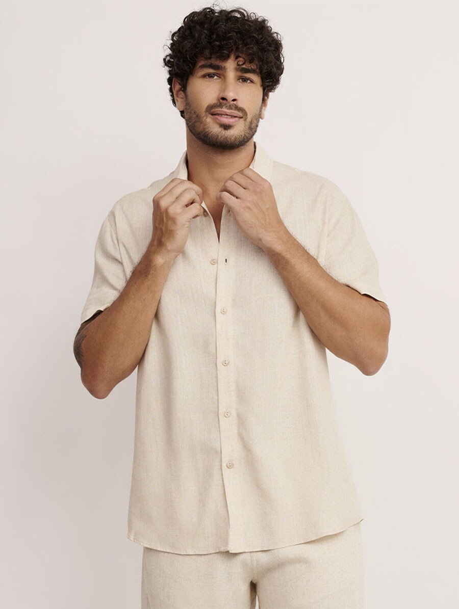 Camisa masculina em linho cru da Linha Man, tecido leve e respirável.