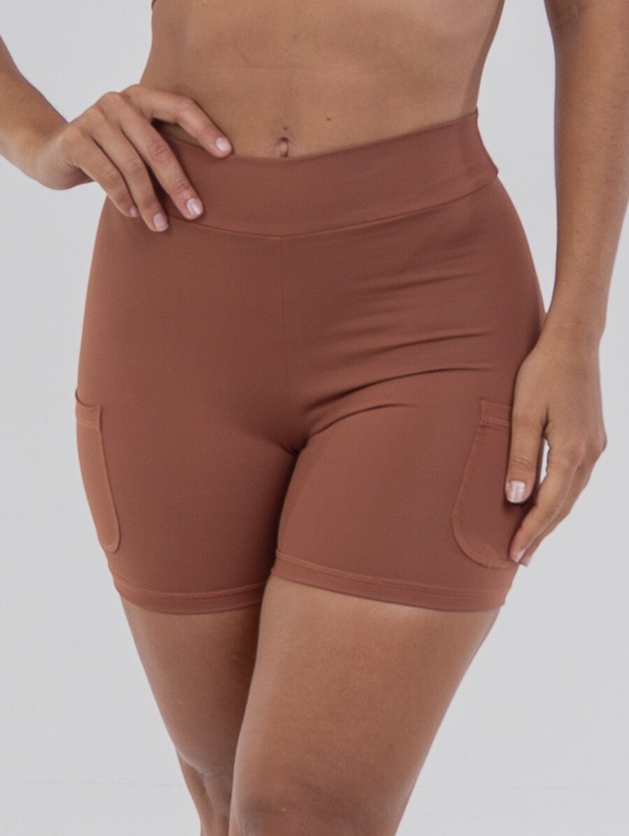 Short Fitness Curto Terracota Belles Active com bolsos e cós alto.