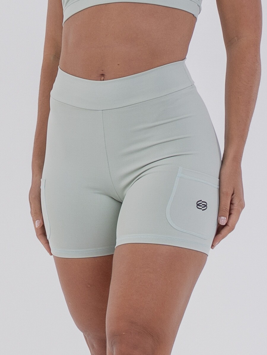 short-fitness-verde-claro_3 Short fitness curto verde Aloe da linha Belles Active, com cós alto, bolsos laterais e tecido de toque gelado com proteção UV 50+.