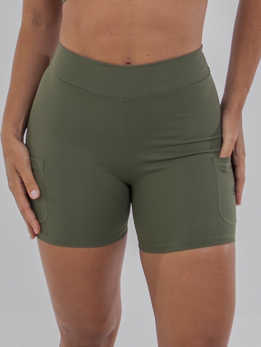 Short fitness Verde Cacto com cós duplo alto e bolsos laterais, tecido com toque gelado e proteção UV 50+.