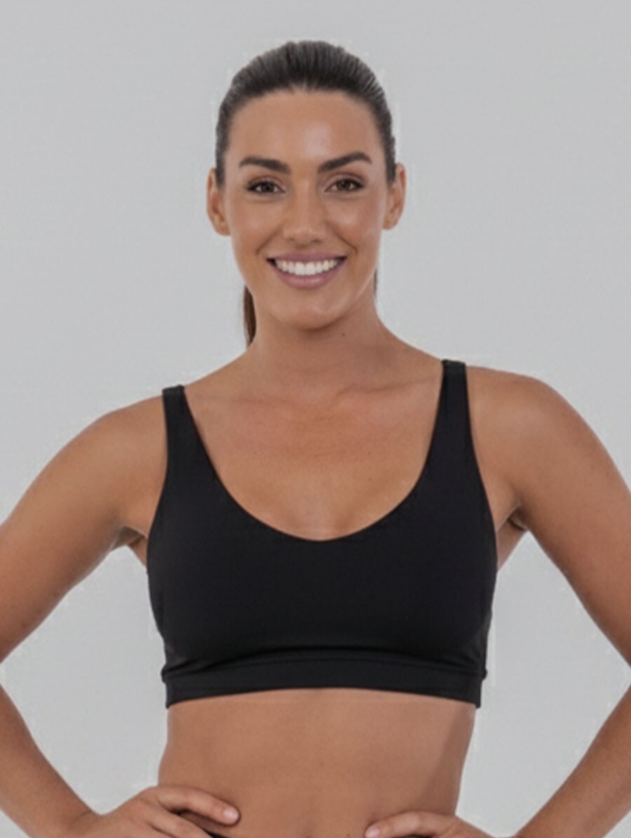 Top preto com alças cruzadas nas costas e elástico embutido no sub-busto, ideal para treinos de médio a alto impacto.