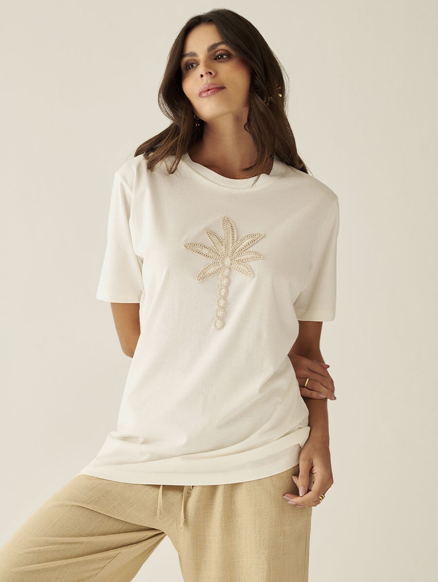 T-shirt off white com estampa de coqueiro da linha Orla.