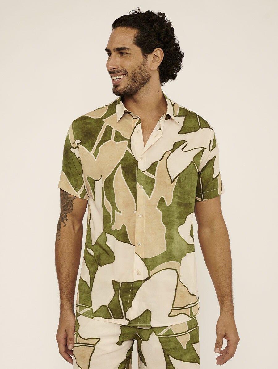 Camisa praiana masculina na cor Costa Verde, com modelagem leve e tecido arejado.