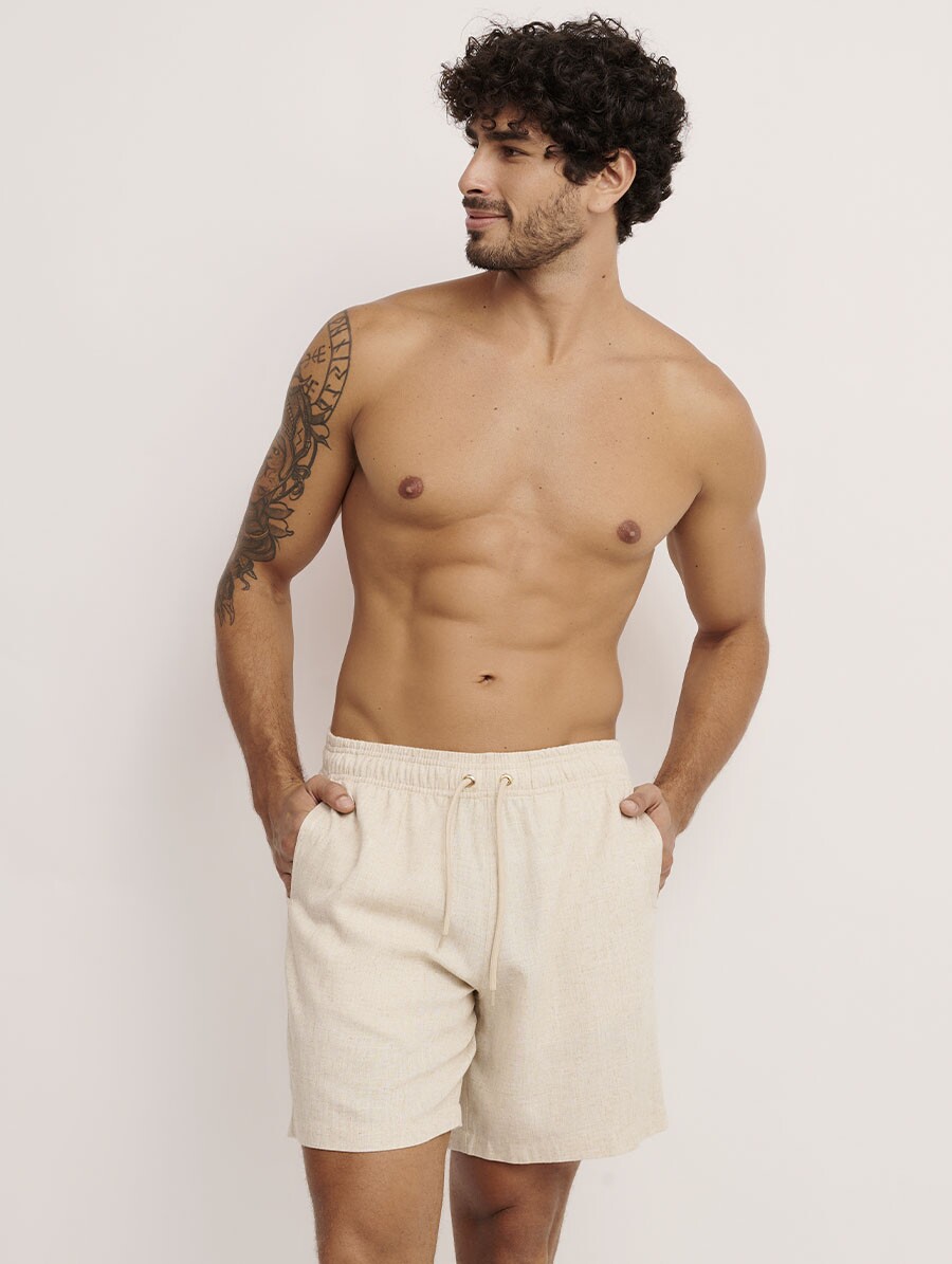 Bermuda masculina em linho cru da Linha Man com bolsos laterais e traseiro.