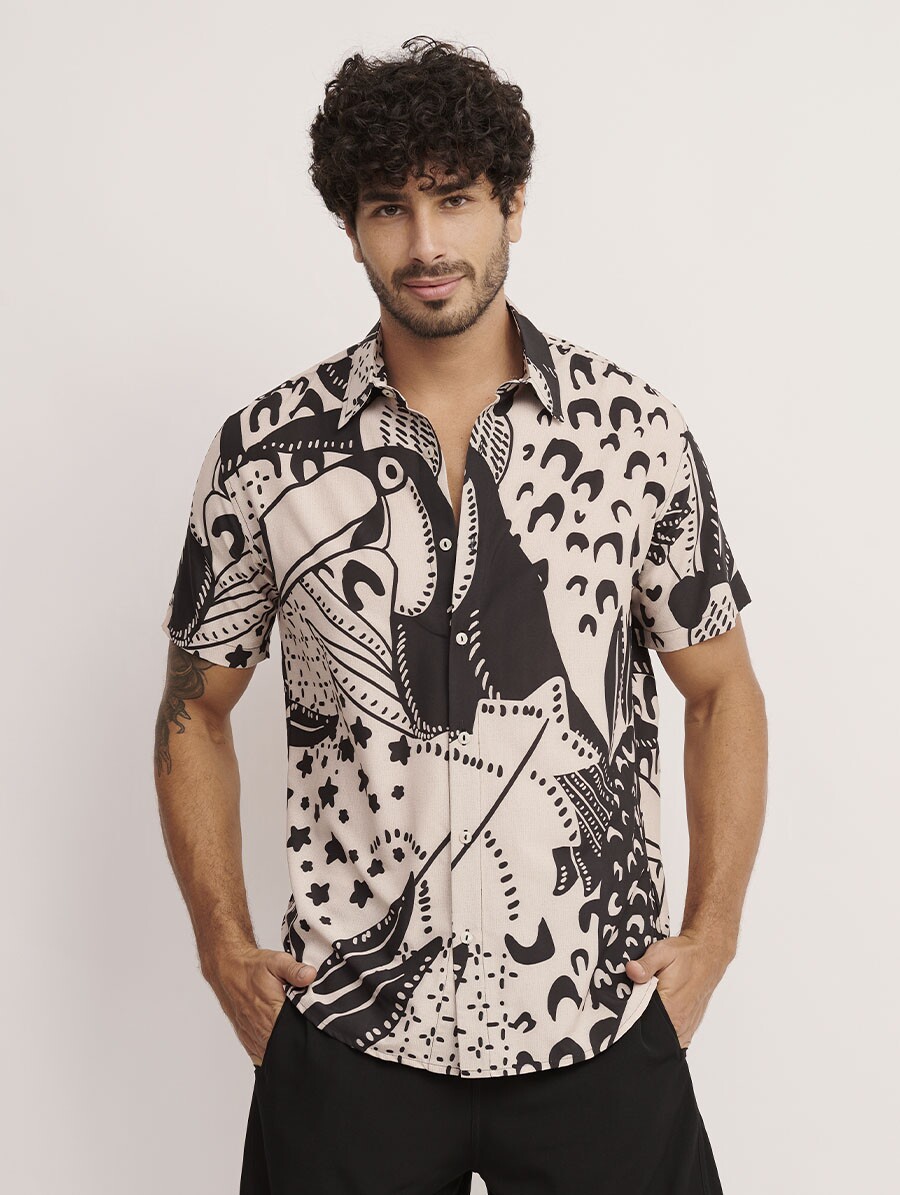 Camisa masculina Linha Man com botões e estampa Fauna em tecido leve.
