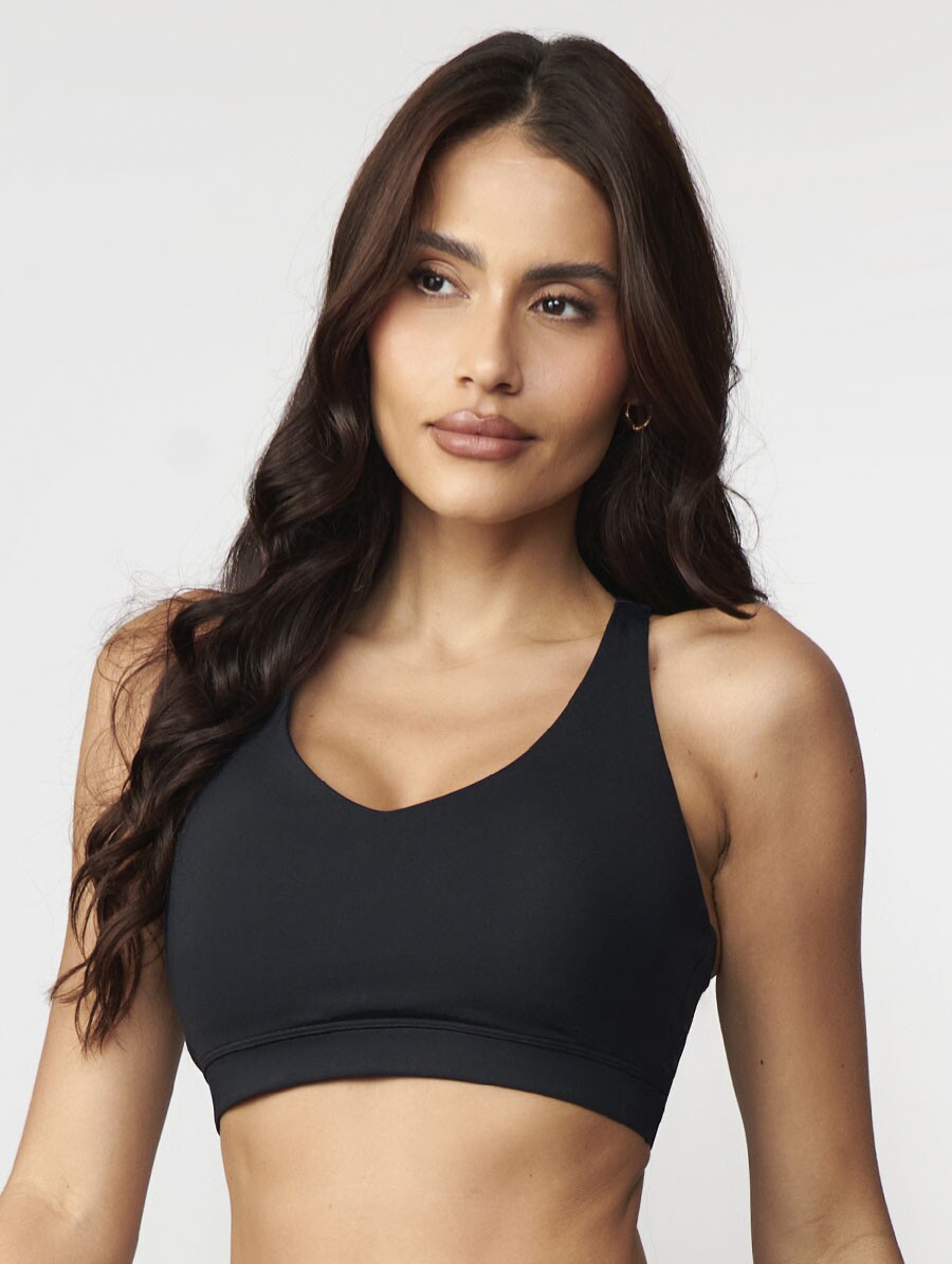 Top fitness preto com alças cruzadas alta sustentação toque gelado UV50+ Belles
